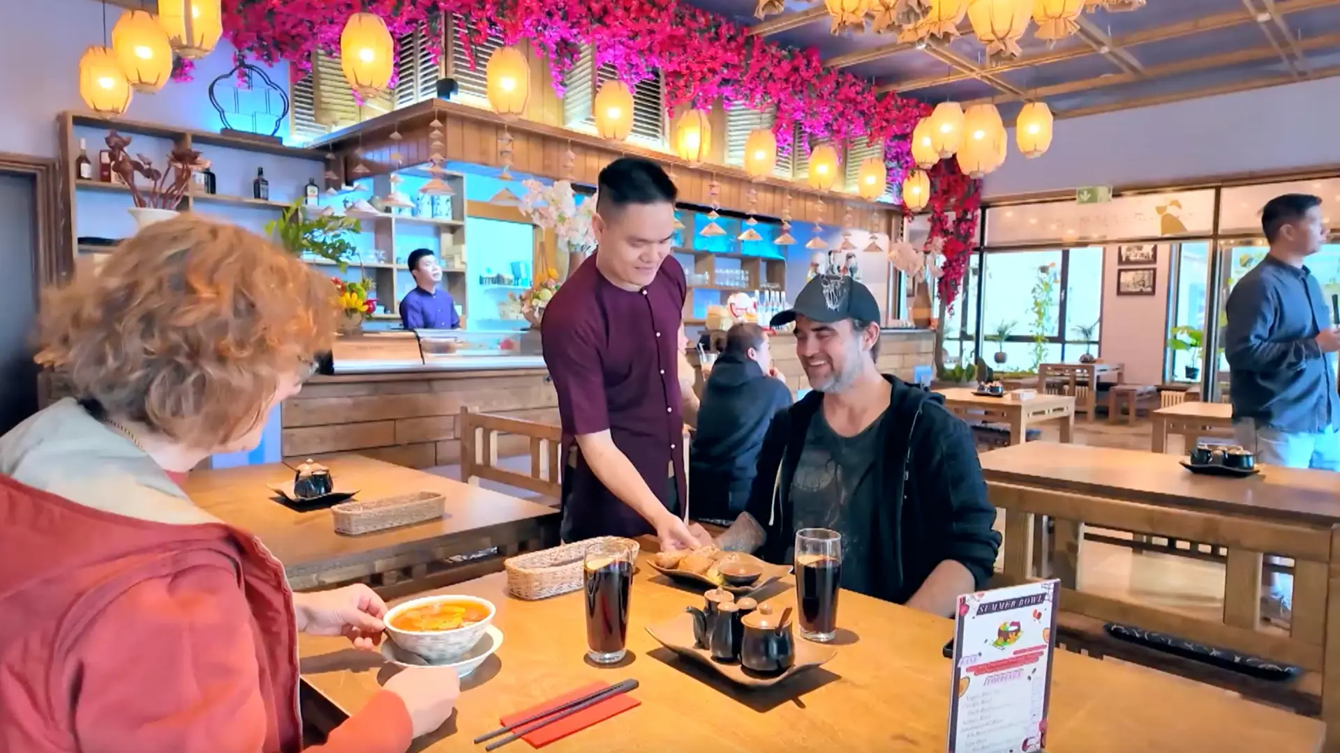 Ấm áp hương vị Việt giữa sân ga châu Âu | Người Việt 5 châu | 23/11/2025